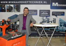 John Minnaard van Minnaard Heftechniek. Hij is gespecialiseerd in de in- en verkoop en de verhuur en service van vorkheftrucks.