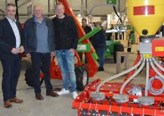 Dick van der Linden samen met bezoekers Jan en Ruud van Olst van Fruitbedrijf van Olst bij de nieuwe rotorkopeg van Van der Linden.
