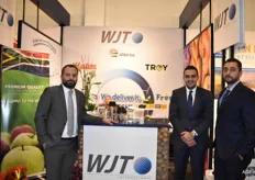 Karym en Wissam Charwani en Nader Jouni van WJT. In het afgelopen jaar is het bedrijf 30% gegroeid qua export. Ze hebben een nieuw gekoeld magazijn in Essen gebouwd voor een mix van fruit.