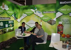 Annelies Juste, Thijs De Langhe en Kurt Lauwers van DCM. Het bedrijf was genomineerd met de Viscoter Blue Bio vloeibare meststof voor de innovation award van de Fruit Logistica 2019.