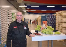 Gerrit Nijssen presenteert de druiven