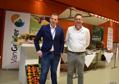 Alex Diddens en Sander Broerse van Van Gelder. Van Gelder had de congreszaal en leefstijl beurs prachtig versierd met groeten en fruitpresentaties en ook in de stand waren bijzondere groenten te proeven zoals zwarte wortelpuree en sous vide gegaarde groenten. 