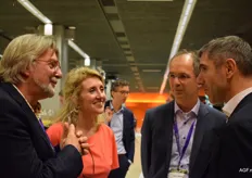 Rob Baan en artsen Tamara de Weijer en Koen Joosten vertellen  staatssecretaris Paul Blokhuis (VWS) over hun gezamenlijke visie