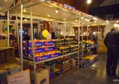 Op de marktkraam van Willem Dijk AGF staan natuurlijk Elefant sinaasappelen en Filosofo mandarijnen