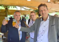 Barry Roos van Roos transport uit Goudswaard, André Oostdijk, plantmanager bij Snebo en Johnny van den Berge van Habeko