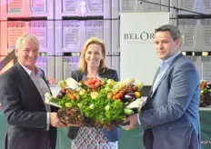Dirk Bertels en Philippe Appeltans schenken Inge Moors een fruitmand van BelOrta