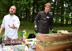 Chef Max Forschnes (links) van Keltenhof vertelt over de bereiding van wilde bloemkool en broccoli die zij leveren.