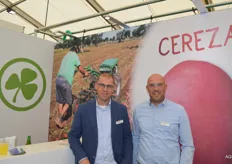 Joris en Bram van der Lee van Agro Plant. De Cereza aardappel is een ras voor de export naar Noord Afrikaanse landen zoals Algerije en Marokko. Portugal, Frankrijk en Spanje zijn ook belangrijke afnemers voor dit rode ras.