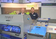 Lars Heuvelmans en Andreas Derksen van Tenrit Foodtec. Links op de foto een schilmachine voor producten zoals wortelen, asperges en komkommers. Andere machines van Tenrit kunnen ontkoppen, ontstaarten en snijden.