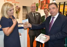 Desiree Janssen van Banken Champignons overhandigde als laatste een mooie verpakking met vitamine D champignons aan de Spaanse minister