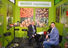 Erik Mooij van Mooij Vegetables (handel, export agf, plantuitjes en groentezaden) in gesprek met een klant. 