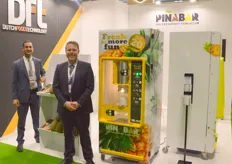 Michiel van Keeken en Jochem Brandenbarg van Dutch Food Technology. De leverancier van de Pinabar ananas schil- en snijmachine.