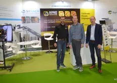 Hans Minderhoud en Hans Muis van Eqraft en Patrick Gijsel van Symach stonden in de stand van hun Spaanse vertegenwoordiger SPI. Deprez Handling Solutions wordt ook door dit bedrijf vertegenwoordigd. 
