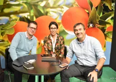 De Nederlander Andre van Herk is commercieel directeur bij het Spaanse Gofruit. Hier op foto met zijn collega's Teresa en Antoine