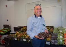 Bertus Korver liet de chocolade medjoul dadels proeven die Postuma onder eigen label uitbrengt.