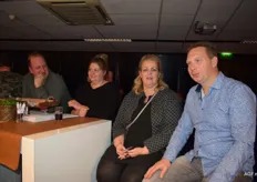 Cindy en Elbert van Ans Kros uit Apeldoorn en Erik en Harriet van De Groenhoek uit Muntendam zitten klaar voor de volgende kookdemo
