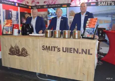 Smits Uien al jaren een bekende verschijning op veel beurzen. Het bedrijf is sterk in het leveren van geschilde en bewerkte uien in diverse snits.Jan Smits, Cock Lassche en Raymond Mahieu.