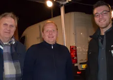 Uienhandelaar Rinus van de Berge met Rudi Wagteveld en Nick Jaspers van Postuma AGF