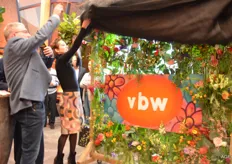 Onthulling van het nieuwe logo van VBW, in de bloemetjes gezet door leerlingen van het VMBO. VBW wil deze leerlingen graag interesseren voor het bloemistenvak