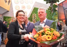 Karin van Aspert (Gebrs van Aarle) feliciteert Mark Heemskerk met de verhuizing
