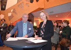 John Thijert van VBW en Valerie Bleekmans van vakbond AVV ondertekenen het onderhandelaars CAO-akkoord