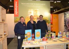 Benny van Heusden, Gertruud Kieft en Pieterjan Kok bij Machandel. Op de voorgrond zijn de twee producten zichtbaar die genomineerd waren voor de Bio-productverkiezing (Hollandse Demeter Augurken en zuurkool met (),smaakjes). 