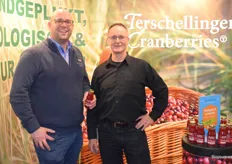 Hans van Keulen en Pieter Tuinstra van Terschellinger Cranberries. De bessen worden handgeplukt in de duinen van Terschelling, meer biologisch kan het niet worden.