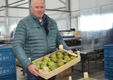 Kees met een mooie kist Hollandse peren