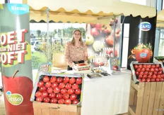 Lisanne van Haarlem van FruitMasters promootte de Kanzi- en de nieuwe Tessa-appel