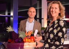Dagvoorzitter Martijn de Greve kreeg een gezond Van Gelder AGF-pakket uit handen van Astrid Aarts van Dutch Fresh Port.