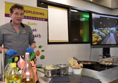Job Struijk is docent bij de nieuwe SVO vakopleiding Food in Houten en maakt een plant based hot dog met een gepelkelde, gedroogde, gerookte en gebakken wortel