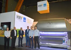 Lene Boes, John Abbink, Adrian Head, Gertjan Lieftink, Bart Boele en Rens Bakker va Key Technoloy poserend bij de optische sorteerder Veryx B-175 die veel gebrukt wordt in de aardappelverwerkende industrie.