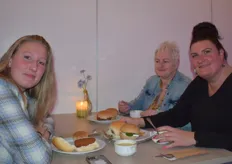 Yarissa, Cheyenne van Van Mossel aan tafel met Jacqueline van Haaren