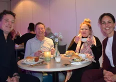 Job Struijk (Looye Kwekers) aan tafel met Lisa en Laurens De Groot (De Groot Groenten en Fruit uit Maarssen) met Eva Kuiper
