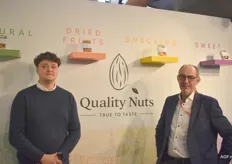 Mattias Moens en Walter van Tendeloo introduceerde op de beurs de nieuwe circulaire kartonnen verpakkingen van Quality Nuts.