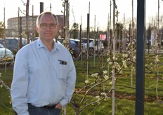 Dick van Oostrum van Van Oostrum Woerden bij zijn geplante boomgaard in de voortuin