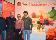 Leon Hooghart, Jan- en Nicole van Kessel en Jevon Ritmeester van BG Door international.