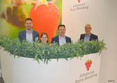 Cristian Aalbersberg, Colinda van Beurden, Dick Lommen en Wim Aalbersberg van Advanced Berry Breeding. Het bedrijf is o.a.. ras eigenaar van de Shami en Kwanza framboos.