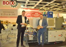 Sam Schreurs en Job Schmidt bij hun nieuw Boix MCT-1 ITS Machine voor het maken van sealable kartonnen schaaltjes