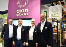 Oxin Growers behoorde tot één van de weinige cooperaties die met een stand op de beurs actief waren: Jan Oosterom, Ruud den Boer, Peter Stafleu en Ton van Dalen
