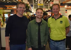 Robert Vogel, Dennis van Tricht (AGF-Direct) met Chris Groot, de wandelende stand van Enza Zaden