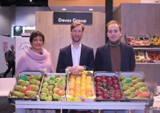 Annick Boussier, Pieter Devos en Louis De Cleene van Devos Group poseren met trots bij de Rubis Gold appelen uit haar assortiment.