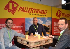 Jaap Hop en Johan Hooijmans op bezoek bij Palletcentrale. Gert Klein van Palletcentrale vertelt dat het bedrijf nieuwe- en gebruikte pallets verkoopt en industriële verpakkingen.
