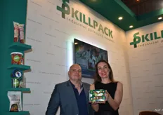 Jeffrey Pluijmers en Susana Perez van Skillpack. Al meer dan 20 jaar ervaring in Flowpackers, traysealers en kartonvouwmachines. 