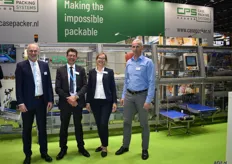 Henri Veltmans, Joan Berkvens, Anna Rijpina, Marc van Heijzen van CPS poserend bij de casepacker CP 201.