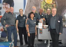 Kronen GmbH is een erkende, internationale leverancier van freshcut-machines. Directeur Stephan Zillgith (uiterst rechts) en team poserend bij de Deconwa, een gepatenteerde lijn die AGF-producten voorbereidt op de verdere verwerking. 