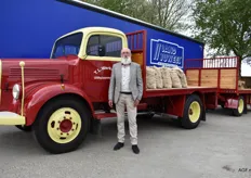 Bram Werkman poseert voor de oude truck van het bedrijf