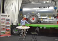 Kristof Hageman van Record, de watertanks van Record genieten veel aandacht en zijn verkrijgbaar bij Dekens Agritechnics