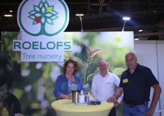 Claudia Schmitz-Hubsch (links) en Dick Hoondert (rechts), van Roelofs Tree Nursery, worden vergezeld door Pieter Aalbers