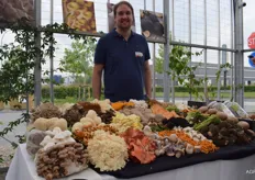 Matthijs Verburg van FME met een kleurrijke uitstalling van paddenstoelen